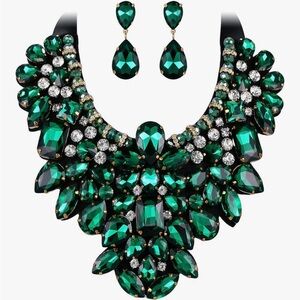 ✨ Emerald Green Crystal Statement Necklace & Earrings Set – Worn Once ✨